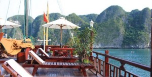 Tuyen Quang car rental to Lao Cai is the thing you looking for? How far is Lao Cai Vietnam from Tuyen Quang, Vietnam? How much is Tuyen Quang car rental to Lao Cai? How many miles and how many kilometerse is it betwen Tuyen Quang and Lao Cai?