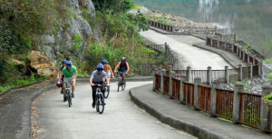 Vinh Long car rental to Cao Bang is the thing you looking for? How far is Cao Bang Vietnam from Vinh Long, Vietnam? How much is Vinh Long car rental to Cao Bang? How many miles and how many kilometerse is it betwen Vinh Long and Cao Bang?