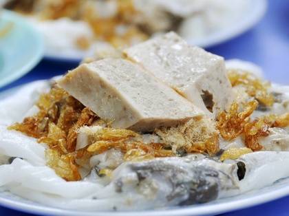Banh Cuon with Pork Roll is one of the dish you should try in Hanoi