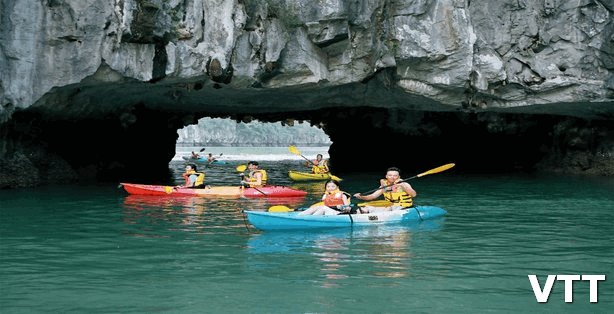 Knowing places for Kayaking in Halong Bay to choose a right boat trip