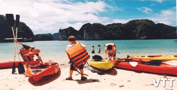 Kayaking in Halong Bay to your desire and itinearary