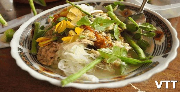 Khmer noodles is one of the most popular Cambodia dishes 