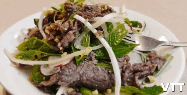 Lime-marinated Khmer beef salad is the most tasty Cambodia dishes