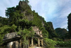 Saigon Car Rental to Hoa Binh is the thing you looking for? How far is Saigon Vietnam from Hoa Binh, Vietnam? How much is Saigon car rental to Hoa Binh? How many miles and how many kilometerse is it betwen Saigon and Hoa Binh?